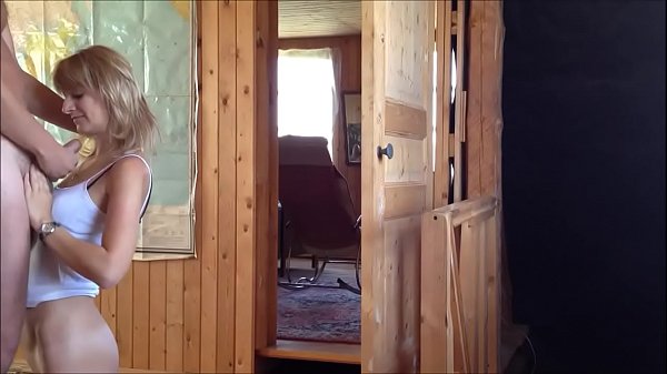 Носатая худенькая блондинка чпокнулась с любовником раком на даче и получила сперму на лицо и сиськи